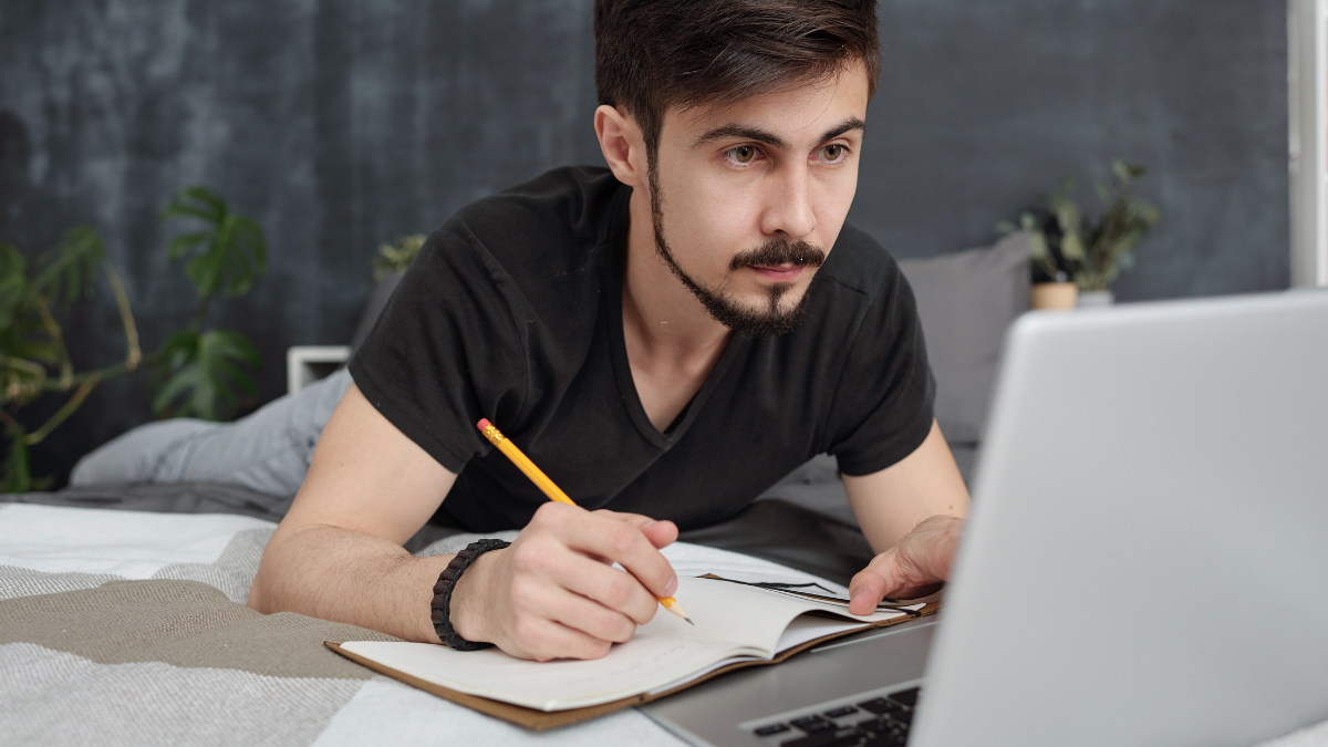 Gründer am Laptop